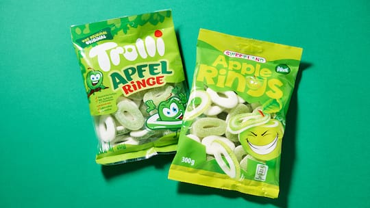 Ein Pack Apfelringe von Trolli und eins von Sweetland