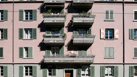 Mietzinsanstieg bei Genossenschaften im Kanton Zürich: Miethaus mit Balkonen