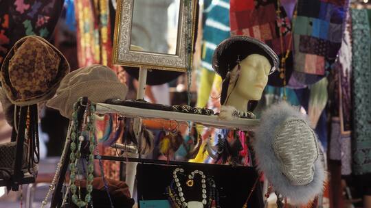 Hüte und Schmuck an einem Marktstand