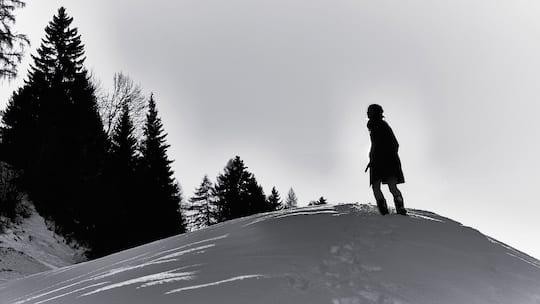 Portraitserie mit Protagonistin, fotografiert in der Deutschschweiz, am Montag, 18. Dezember 2023, für das Magazin Beobachter. Fotograf: Joan Minder