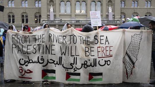 Menschen tragen an einer Demonstration das Transparent «From the river to the sea, Palestine will be free». Diese Parole ist laut der Staatsanwaltschaft Basel-Stadt nicht verboten.
