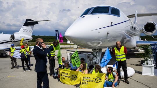 Demonstranten blockieren einen Privatjet - Die reichsten zehn Prozent verursachen laut einer neuen Studie zwei Drittel der Erderwärmung. Braucht es höhere CO₂-Steuern für Reiche