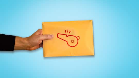 Eine Hand hält ein Couvert, in dem sich eine vertrauliche Meldung befindet. Eine Studie hat untersucht, dass es immer mehr Meldestellen für Whistleblower gibt