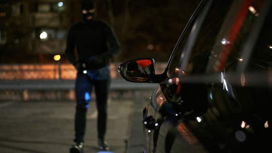 Die Polizei rät, verdächtige Beobachtungen bei parkierten Autos über die Notrufnummer 112/117 zu melden.