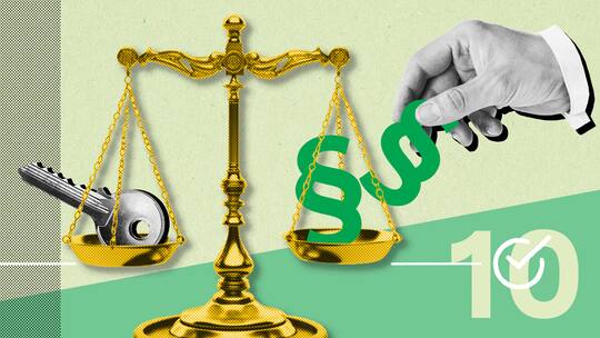 Auf einer Goldwaage platziert eine Hand zwei Gesetzesparagrafen auf der einen Schale und einen Wohnungsschlüssel auf der anderen Schale. Was macht eine faire Vermieterschaft aus? Zehn Tipps, was es dazu zu wissen gibt.