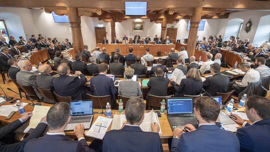 Der Kantonsrat von Schwyz anlaesslich einer Kantonsratssitzung im neu sanierten Kantonsratssaal, am Mittwoch, 23. Oktober 2109, im Rathaus in Schwyz. (KEYSTONE/Urs Flueeler)