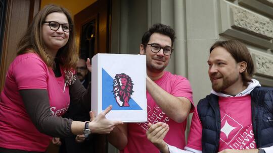 Das Initiativkomitee bei der Einreichung ihrer Initiative zum Gesellschaftsdienst.