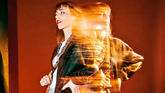 Die neue Unverbindlichkeit: junge Frau in Bewegungsunschärfe