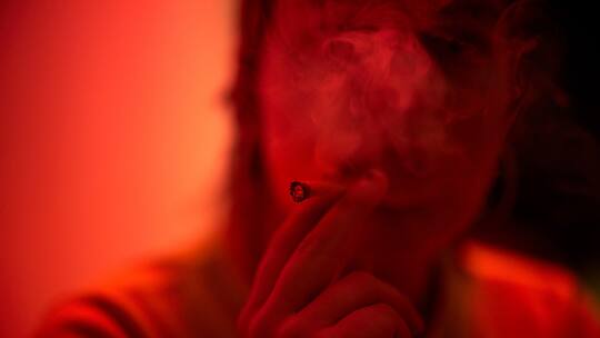 Eine Person, die einen Joint raucht.