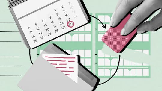 Eine Hand hält einen Radiergummi und entfernt Einträge in der Steuererklärung. Kann man Fehler in der Steuererklärung nachträglich noch korrigieren?