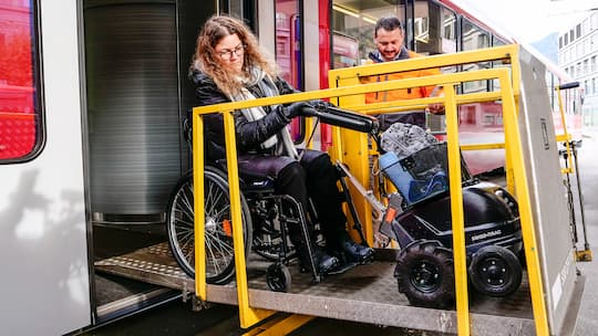 Rollstuhlfahrerin Marlies Zimmermann benützt eine "Mobilift" Hebebühne für den Zugeinstieg an einem Info-Tag der Räthischen Bahn.