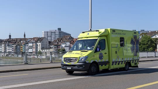 Ein Ambulanz-Fahrzeug faehrt ueber die Johanniterbrueckein Basel, am Dienstag, 23. Juni 2020. (KEYSTONE/Georgios Kefalas)