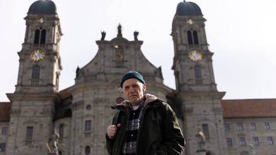 Walter Gerzner steht vor dem Kloster Einsiedeln