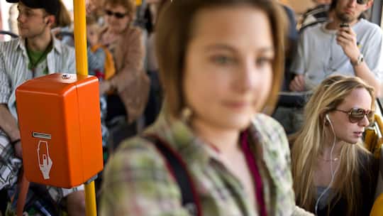 Ein Mehrfahrtenkarten-Entwerter im Bus, voll mit Pendlerinnen. Diese Entwerter sollen weg.