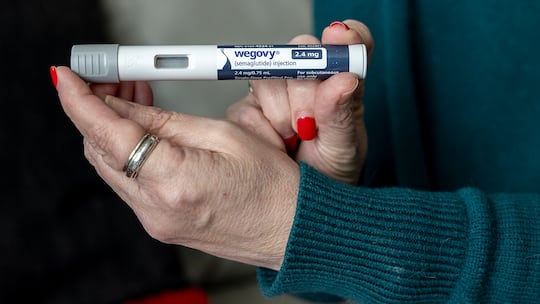 Eine Frau hält den Wegovy-Pen in der Hand