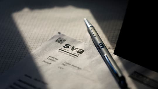 Brief der Sozialversicherungen Aargau. Man sieht das Logo und einen Kugelschreiber