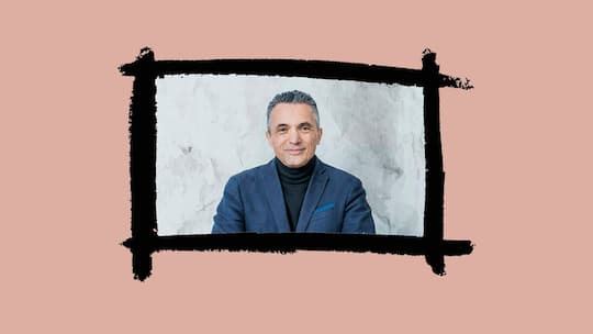 Eine Portrait-Montage von Marc Chesney, der selbstbewusst in die Kamera blickt.