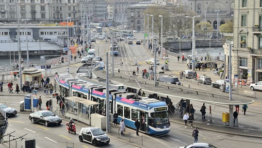Viel Verkehr an der ÖV-Haltestelle Central in Zürich.