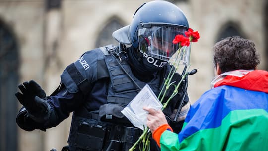 Mit einem grossen Polizeiaufgebot wird der Umuzg bei der Kundgebung zum Tag der Arbeit 2023 gestoppt in Basel.