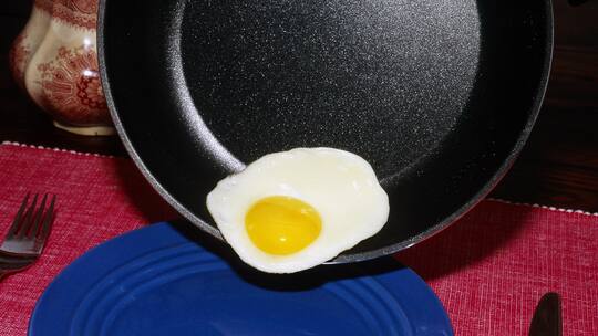 Ein Spiegelei wird direkt aus der Teflonpfanne auf das Teller serviert. Bisher wurden nur die giftigsten Varianten der Industrie-Chemikalien PFAS aus dem Verkehr gezogen. Jetzt könnte es zum Paukenschlag kommen, denn die EU erwägt ein Verbot aller PFAS.