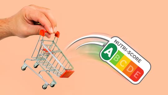 Eine Nutri-Score-Ampel wird aus einem Einkaufswagen geworfen. Die Migros schafft den Nutri-Score ab.