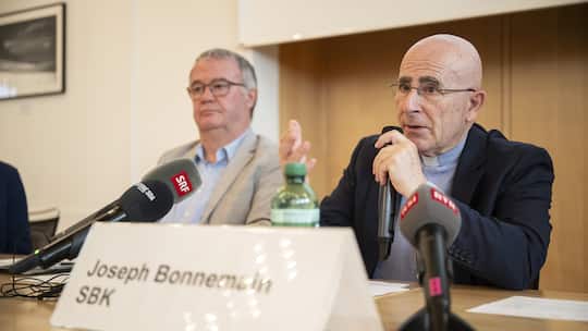Ressortverantwortlicher der SBK Bischof Joseph Bonnemain, rechts, informiert neben RKZ-Praesident Roland Loos ueber den aktuellen Stand der Aufarbeitung sexuellen Missbrauchs in der katholischen Kirche, aufgenommen am Montag 27. Mai 2024 in Zuerich.