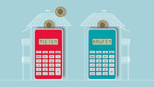 Ein roter und ein blauer Taschenrechner, auf denen Mieten und Kaufen steht, vor skizzierten Häusern und Münzen auf blauem Hintergrund. Was lohnt sich mehr – mieten oder kaufen?