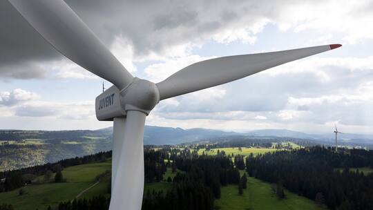 Die erste Turbine wurde 1996 errichtet: Mont-Soleil bei St-Imier im JuraDrohnenaufnahme von Windkraftanlagen waehrend der Reportage ueber die Energiewende, auf dem Mont-Soleil, in St-Imier, Jura, am Mittwoch, 8. Mai 2024. (Foto: Dominic Steinmann)
