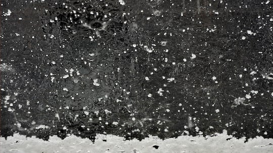 Hagel prallt auf den Boden - In der Ostschweiz kam es diese Woche zu starken Regenfällen, Eisregen und Überflutungen. Wer kommt für den Schaden auf? Antworten auf die wichtigsten Fragen