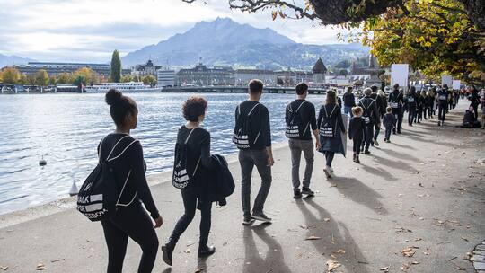 Demonstranten marschieren beim Walk for Freedom gegen Menschenhandel und moderne Sklaverei, 15. Oktober 2022 in Luzern. Allein in der Deutschschweiz sind 2023 mehr als 200 Fälle von Menschenhandel dokumentiert. Längst nicht nur im Sexgewerbe.Allein in der Deutschschweiz sind 2023 mehr als 200 Fälle von Menschenhandel dokumentiert. Längst nicht nur im Sexgewerbe.Allein in der Deutschschweiz sind 2023 mehr als 200 Fälle von Menschenhandel dokumentiert. Längst nicht nur im Sexgewerbe.