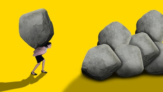 Frau in Businesskleidung schleppt einen grossen Stein auf dem Rücken zu einem Steinhaufen auf gelbem Hintergrund. Die Schweizerische Gesundheitsbefragung zeigt: Stress und emotionale Erschöpfung steigen auf dem Schweizer Arbeitsmarkt. Welche Rechte hat man bei einer Krankschreibung?