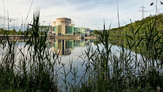 Das Atomkraftwerk Beznau ist das einzige der Schweiz ohne Kühlturm, dafür mit Flusskühlung.