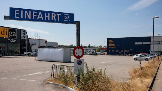 Auf dem P&R Lyssach wartet in diesem Container in der Bildmitte ein Wachmann. Wer nach acht Minuten nicht bezahlt, muss mit einer hohen Nachforderung rechnen. Beim Beobachter reissen die Beschwerden über einen Parkplatzbetreiber nicht ab. Ein Gericht urteilte nun, dass ein Autofahrer ihm kein Geld schuldet – obwohl er die Parkuhr nicht gefüttert hat.