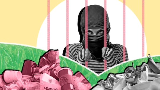 Eine vermummte Frau hinter Gittern vor Bergen von Müll auf einer Wiese. Was im Park erlaubt ist und was nicht.