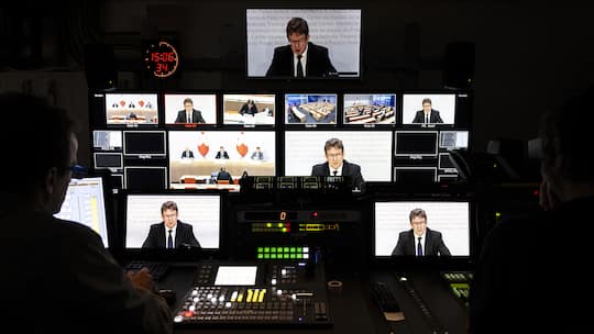 Bundesrat Albert Rösti (SVP) muss als Medienminister die «Halbierungsinitiative» seiner Partei bekämpfen. Eine Senkung der Serafe-Gebüren soll die Gemüter beruhigen.