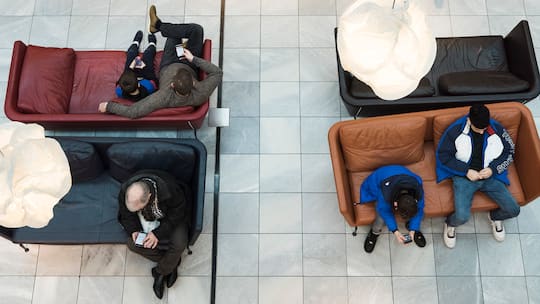 Männer der Generation Z haben in Gleichstellungsfragen konservativere Ansichten, als Männer älterer Generationen.