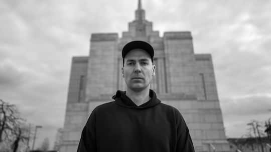 Der Schweizer Söldner Jona Neidhart vor der Mormonenkirche in Kiew. Jona Neidhart hätte Lehrer werden können. Doch er griff zur Waffe und zog in den Krieg. Zurück in der Schweiz droht ihm eine Gefängnisstrafe