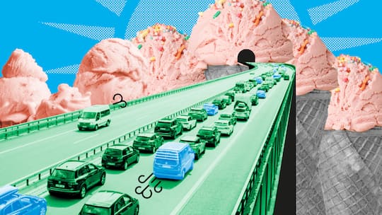 Berge aus Eis und dadurch ein Tunnel mit stehenden Autos. Wie Sie entspannt an Feiertagen Auto fahren.