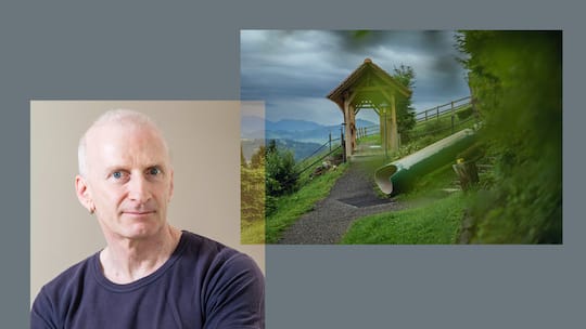 Ein Porträt-Foto von Psychiater Frank Urbaniok in Monate mit einem Bild von einem Spielplatz.