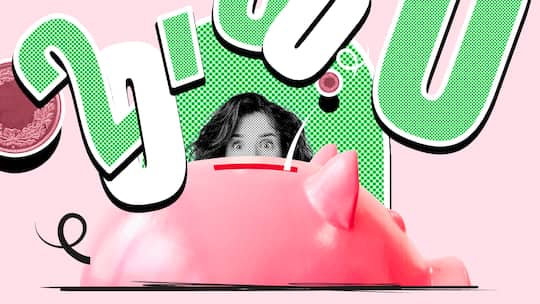 Ein übergrosses Sparschwein, hinter dem eine Frau hervorschaut. Darüber Zahlen und Münzen vor rosa Hintergrund. Wie man persönliche Finanzen in den Griff bekommt.