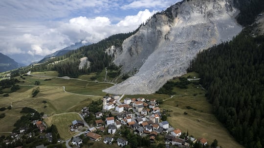 Im Sommer 2023 kam ein Schuttstrom vor Brienz GR zu liegen, ohne Gebäude zu beschädigen.