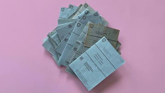 Ab 1. November ist der Fahrausweis aus Papier nicht mehr gültig. Wer ihn nicht umtauscht, muss mit einer Busse rechnen.