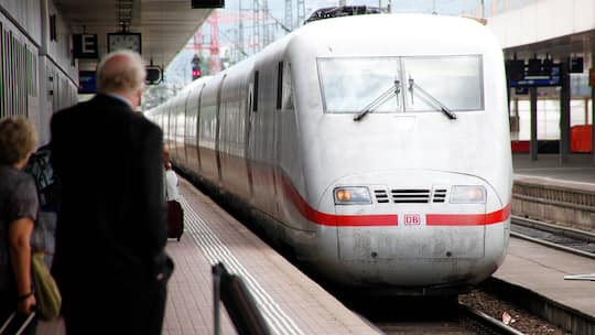 Verspätete deutsche Züge dürfen nicht in die Schweiz einfahren. Was können Passagiere verlangen, die deshalb nicht wie geplant ankommen?