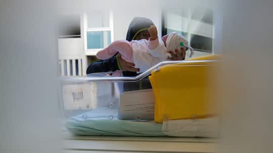 Eine Mutter legt ihr Kind ins Babyfenster in Bellinzona (Symbolbild).