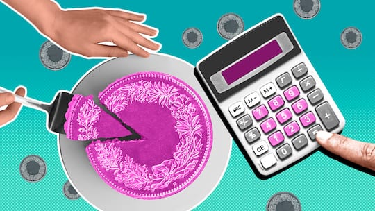 Ein runder Kuchen, der so aussieht wie eine Geldmünze, ist angeschnitten und ein Stück wird mit einem Tortenheber herausgenommen, daneben befindet sich ein Taschenrechner. Das Schweizer Erbrecht bestimmt, wer wie viel erbt und welche Personen mit einem Pflichtteil geschützt sind. Erfahren Sie im Erbrechner des Beobachters, wie hoch die Erbquote in Ihrem Fall ist.