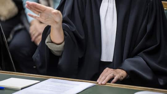 Die gestikulierenden Hände einer Richterin im Talar