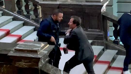 Thomas Aeschi mit einem Bundespolizisten.