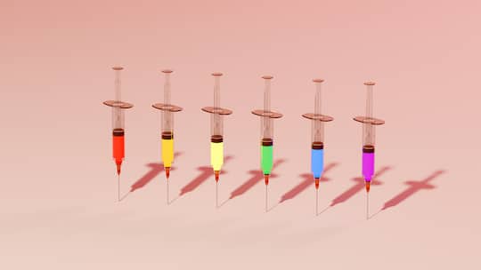 Farbige Spritzen: Unnötige Vitamin-Infusionen sorgen für teuren Urin