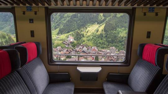 Ein Blick aus dem Fenster eines Zuges. Wie man entspannt ins Tessin reist.