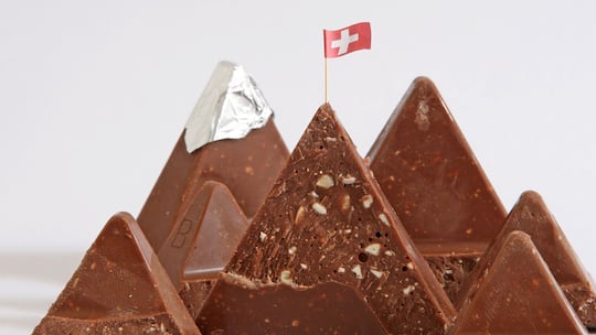 Was kulinarische Gaumenfreuden wie Schokolade und Kaese betrifft, sind uns die Schweizer weit ueberlegen und gewinnen das Schmankerl-Match klar vor den Oesterreichern. Im Bild: Im Bild: Schweizer Schokoladengebirge (Toblerone) mit einer Schweizer Fahne, aufgenommen am 19. Februar 2008, in Wien. // Illustration showing a piece of Swiss chocolate (Toblerone) with a Swiss flag, captured on 19 February 2008. (KEYSTONE/EPA/APA/GEORG HOCHMUTH)
